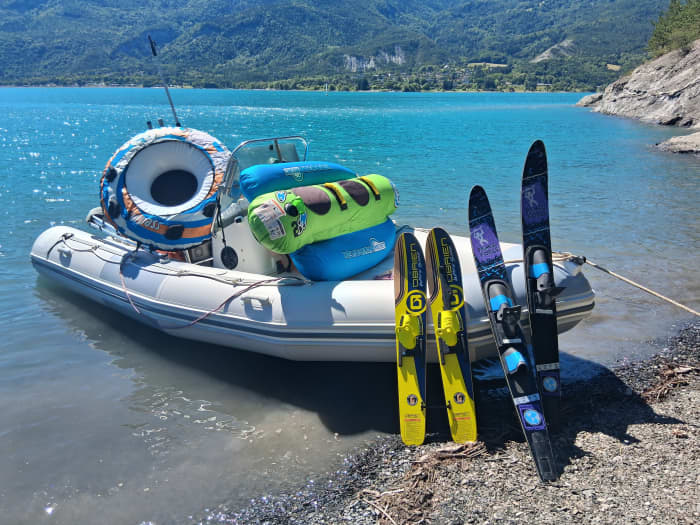 Waterskiën en opblaasboten achter een aanhanger op Lake Savines — spanning gegarandeerd voor iedereen!