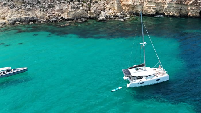 Ontdek de verborgen lagunes van Malta per luxe catamaran.