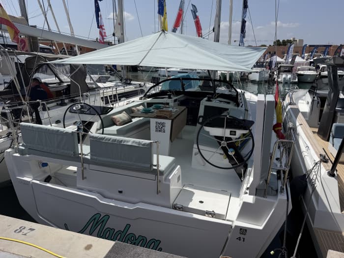 Een exclusieve ervaring op een gloednieuw privéjacht.

Varen in de baai van Palma met hapjes en drankjes, waaronder Coca-Cola, Fanta Orange, Cava Brut, Cabernet Sauvignon witte wijn, paddleboarden en snorkeluitrusting. Zwemmen bij Illetas en een wandeling langs de kust.