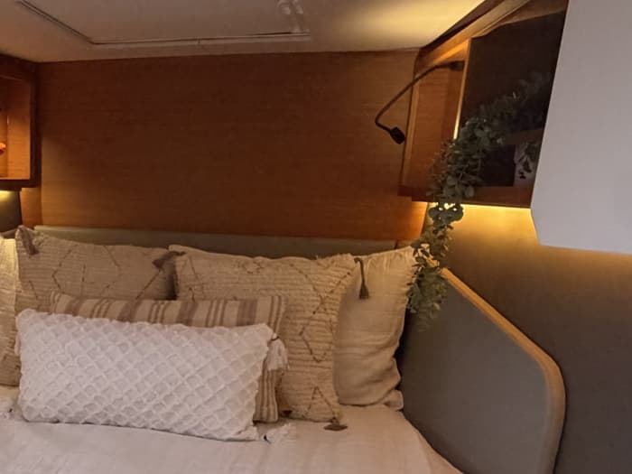 Een exclusieve ervaring op een gloednieuw privéjacht.

Varen in de baai van Palma met hapjes en drankjes, waaronder Coca-Cola, Fanta Orange, Cava Brut, Cabernet Sauvignon witte wijn, paddleboarden en snorkeluitrusting. Zwemmen bij Illetas en een wandeling langs de kust.