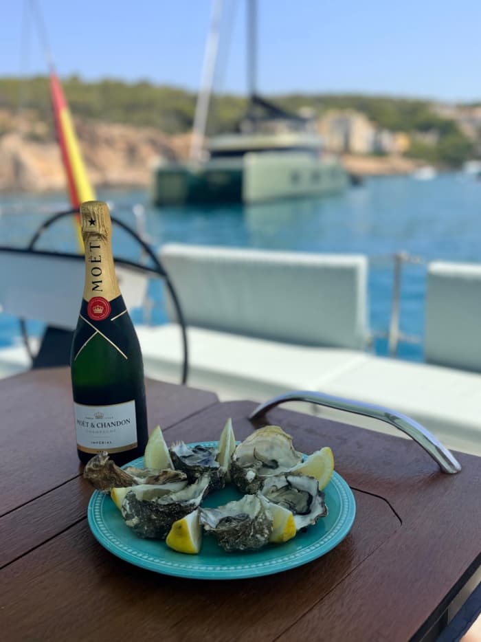 Expérience haut de gamme à bord d'un yacht privé flambant neuf.

Navigation dans la baie de Palma avec collations et boissons (Coca-Cola, Fanta Orange, Cava Brut, Cabernet Sauvignon), paddle et matériel de plongée avec tuba. Baignade à Illetas et promenade côtière.