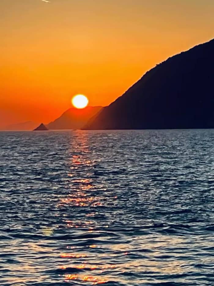 SONNENUNTERGANG
Sonnenuntergangs-Auszeit ELKIV – Aperitif bei Sonnenuntergang zwischen Portovenere und dem Golf der Dichter
Sonnenuntergang