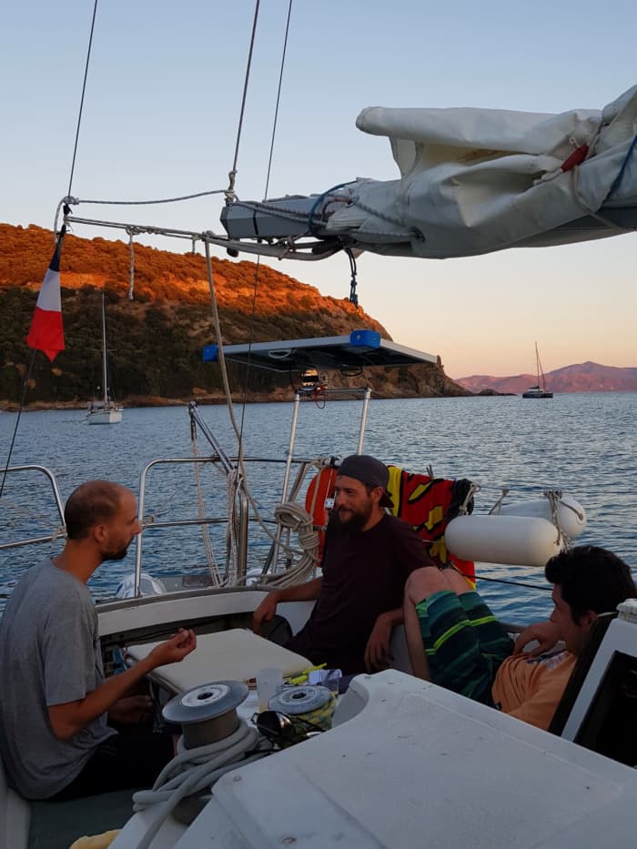 Sea trip, sunset and private concert on "Fantasm", a small sailboat with character.