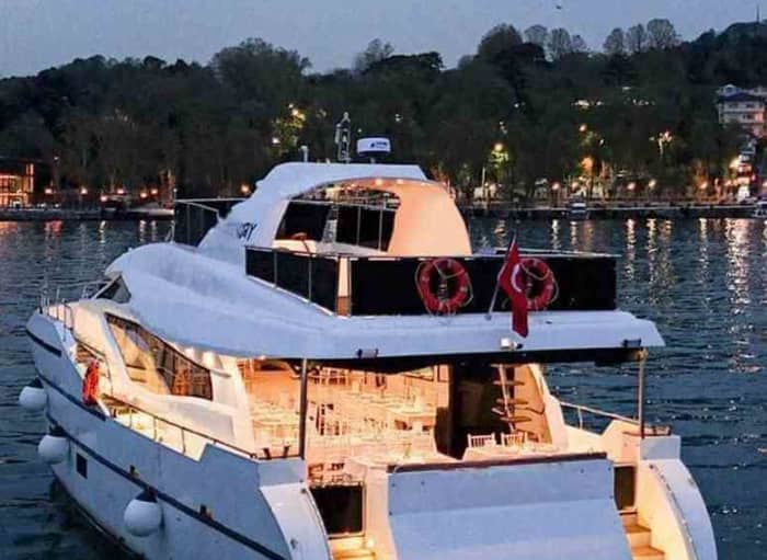 Afterparty auf einem Boot in Istanbul