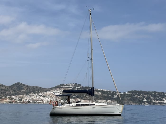 Discover the coast aboard the Oceanis 31