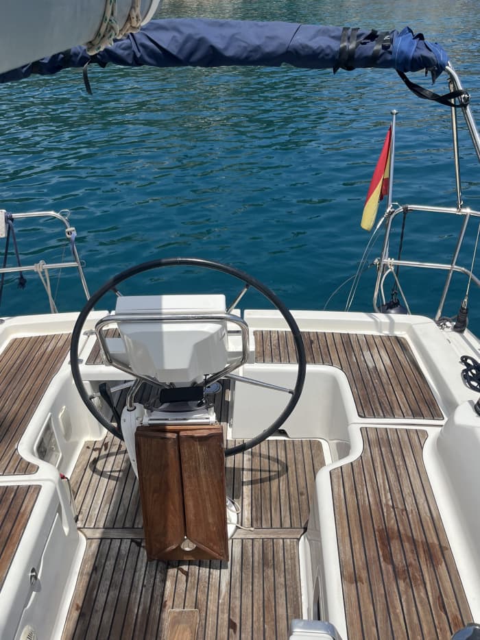 Discover the coast aboard the Oceanis 31