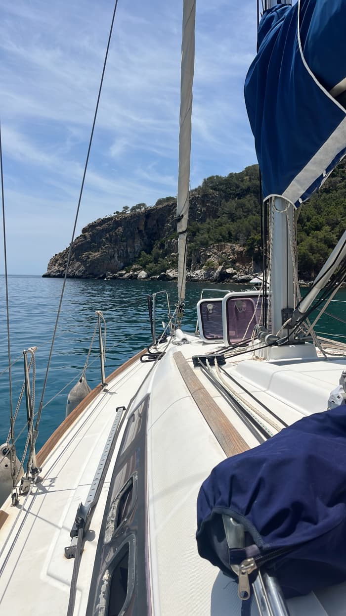 Discover the coast aboard the Oceanis 31