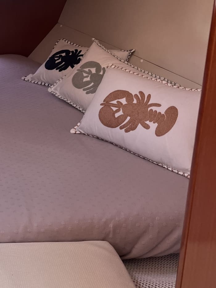 Discover the coast aboard the Oceanis 31