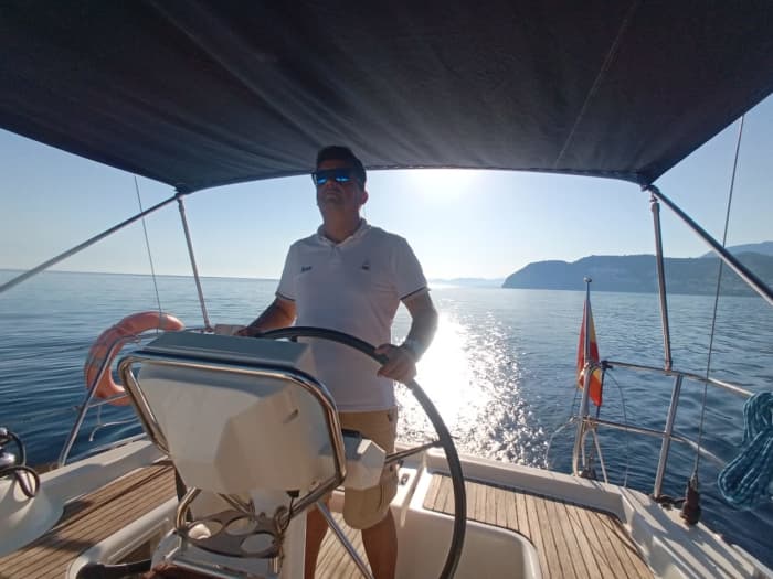 Descubre la costa a bordo del oceanis 31