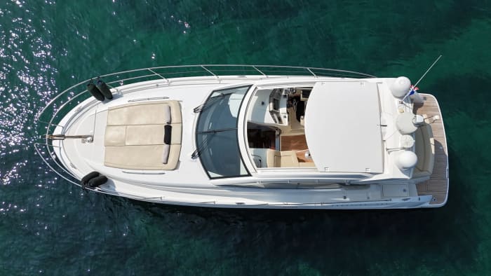 Discover the French Riviera on a day trip aboard a yacht.