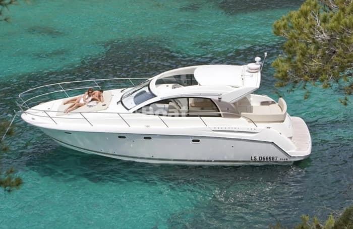 Discover the French Riviera on a day trip aboard a yacht.