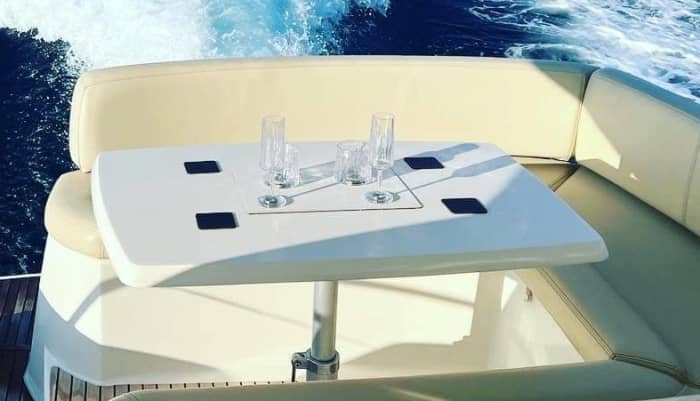 Discover the French Riviera on a day trip aboard a yacht.