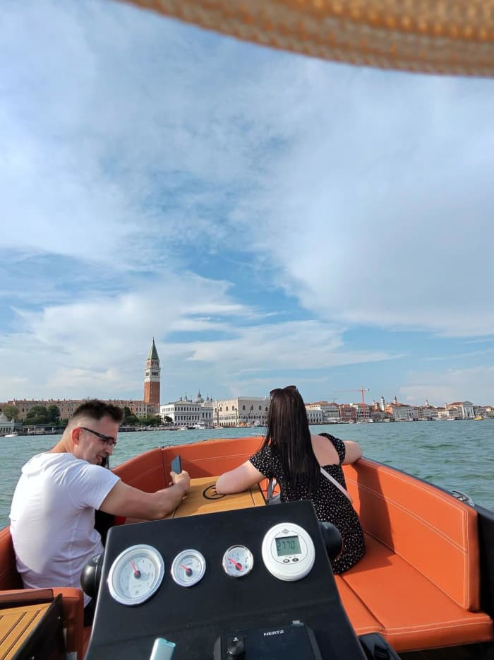 La hora dorada en la laguna de Venecia