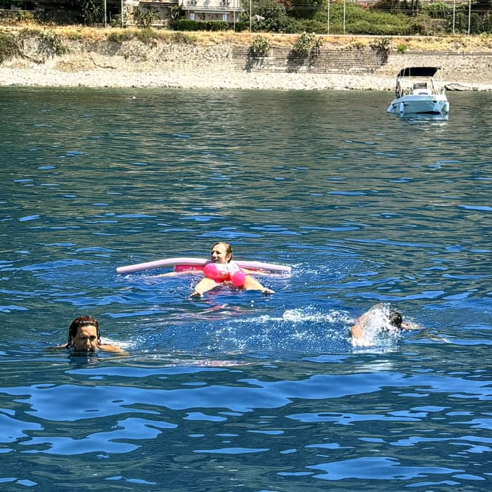 Besuchen Sie Giardini Naxos und Taormina mit Delfinbeobachtung
