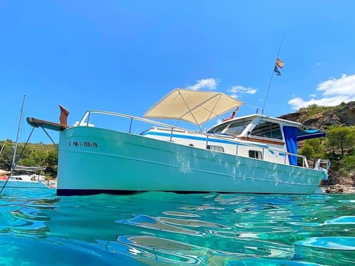 Een dagje uit op een llaut-boot in de ruige natuur ten noorden van Ibiza.
