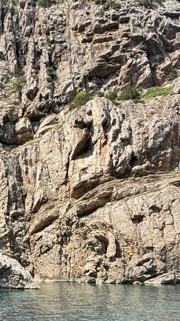 Een dagje uit op een llaut-boot in de ruige natuur ten noorden van Ibiza.