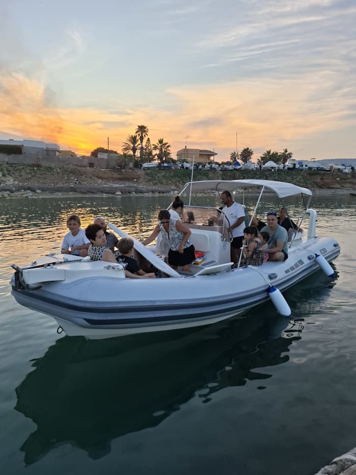 Private Sonnenuntergangstour mit einem Premium-Schlauchboot von Avola nach Marzamemi/Portopalo di Capo Passero (4,5 Stunden)