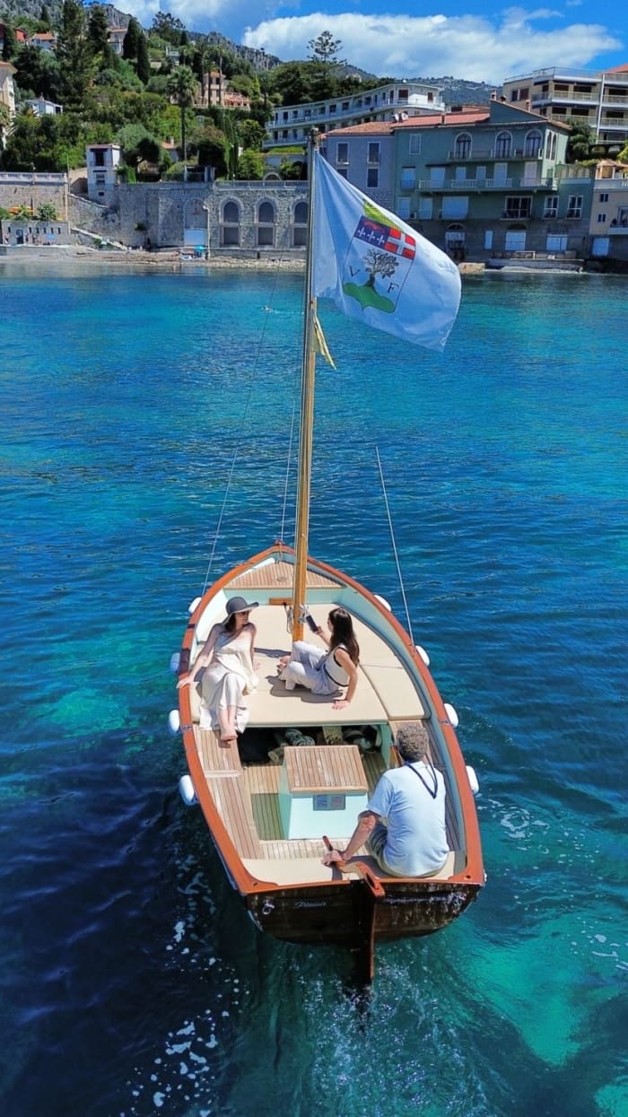 Navigation from 9am to 10am – Golden wake-up call on the Villefranche harbor