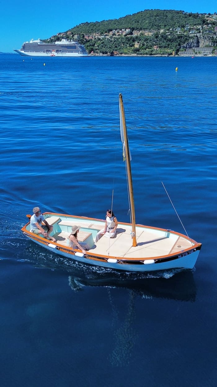 9am-10am: ⛵ Morning boat trip in a traditional fishing boat to the hidden coves of Saint-Jean-Cap-Ferrat – €45/person, 4 max