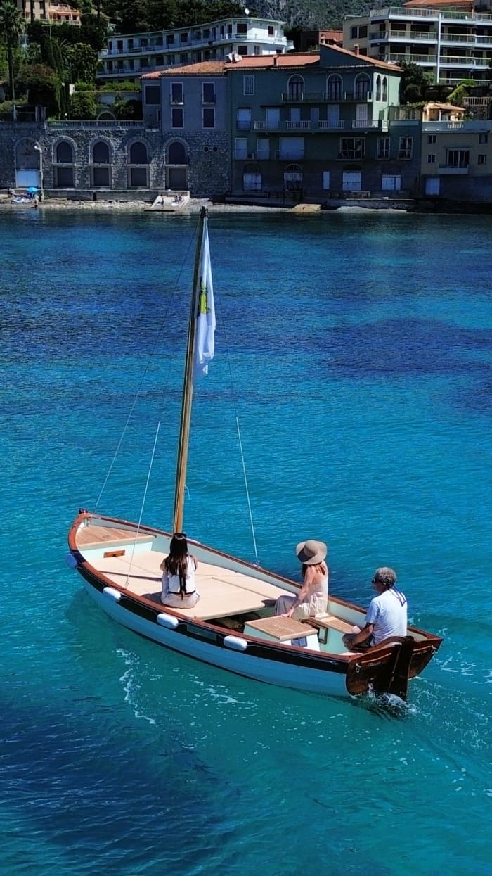 4-5 pm: ⛵ Traditional fishing boat trip to the hidden coves of the bay, Villefranche & Saint-Jean-Cap-Ferrat – €45/person, 4 max