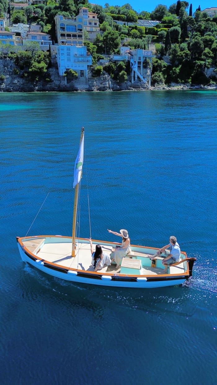 4-5 pm: ⛵ Traditional fishing boat trip to the hidden coves of the bay, Villefranche & Saint-Jean-Cap-Ferrat – €45/person, 4 max