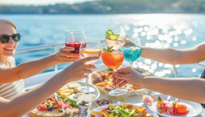 Brunch a bordo, cavernas e litoral saindo de Lagos