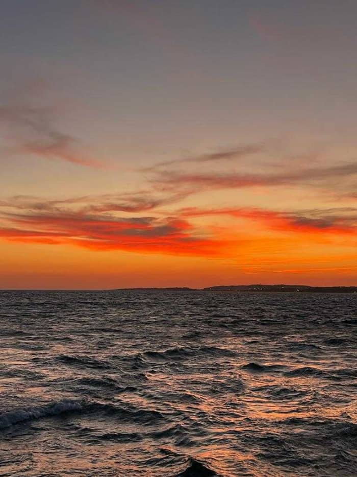 Cruzeiro ao pôr do sol pelas grutas e pela costa saindo de Lagos