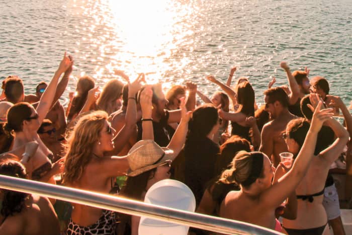 Festa de barco saindo de Lagos