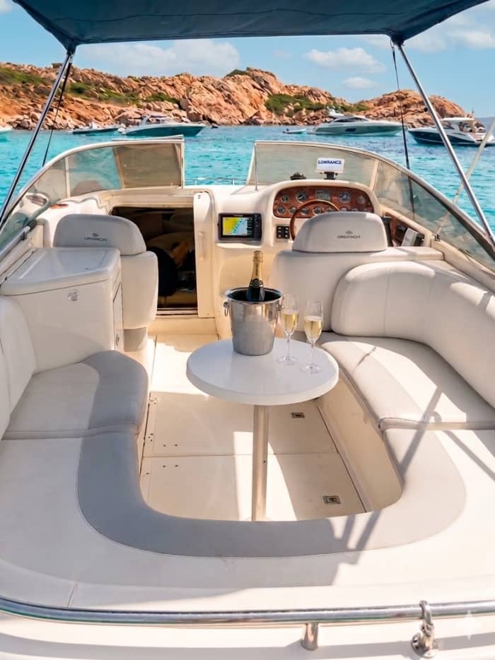 Ein Tagesausflug mit dem Boot entlang der Costa Smeralda, zwischen Porto Cervo und dem La Maddalena-Archipel.