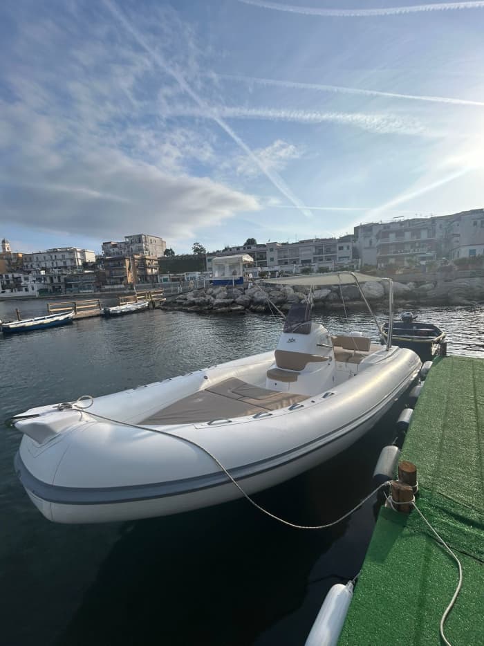 Giornata Completa in Barca — 10 Ore tra Ischia e Procida