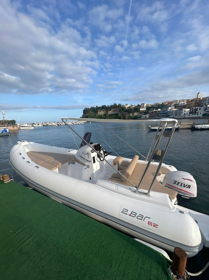 Giornata Completa in Barca — 10 Ore tra Ischia e Procida