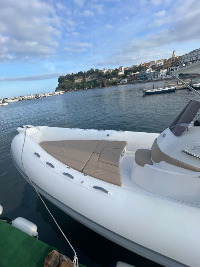 Giornata Completa in Barca — 10 Ore tra Ischia e Procida
