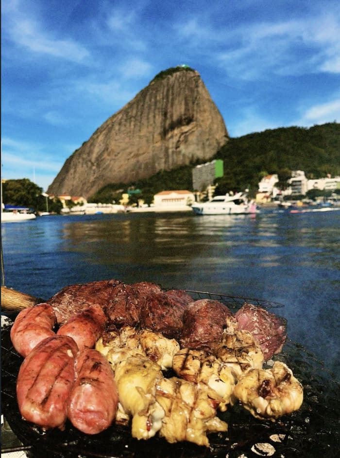 Barbecue a bordo con vista sul Cristo Redentore.