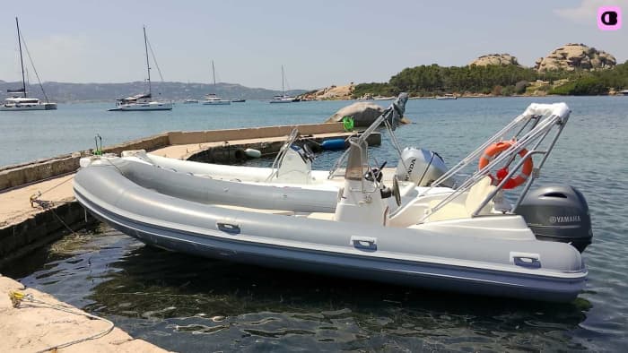 Deixe-se encantar pelo Arquipélago de Maddalena em um passeio de bote partindo da Baja Sardenha.