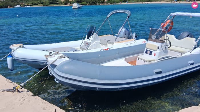 Deixe-se encantar pelo Arquipélago de Maddalena em um passeio de bote partindo da Baja Sardenha.