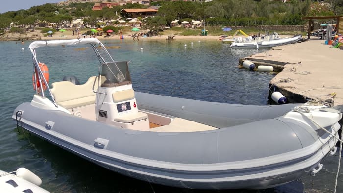 Deixe-se encantar pelo Arquipélago de Maddalena em um passeio de bote partindo da Baja Sardenha.
