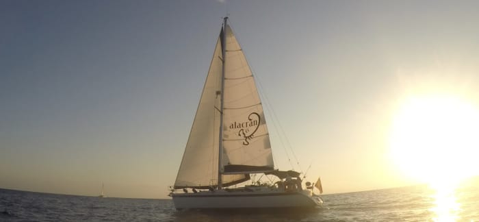 Njut av en heldags segling i Roda de Berà på en segelbåt