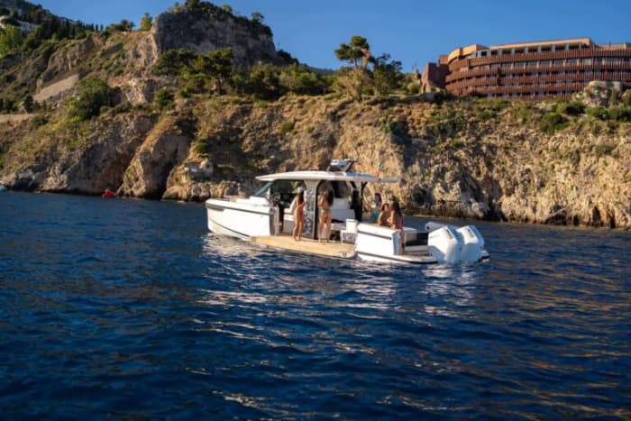 Four Hours of History and Nature—From Giardini Naxos to Taormina and Acitrezza