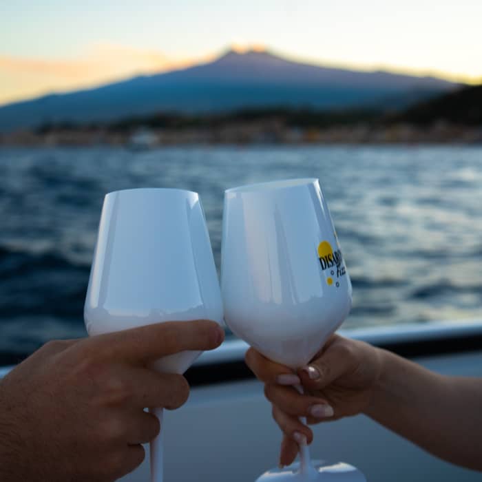 Ihr Sonnenuntergangs-Aperitif in Taormina oder inmitten der Faraglioni von Acitrezza.