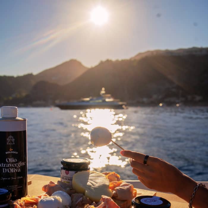 Ihr Sonnenuntergangs-Aperitif in Taormina oder inmitten der Faraglioni von Acitrezza.