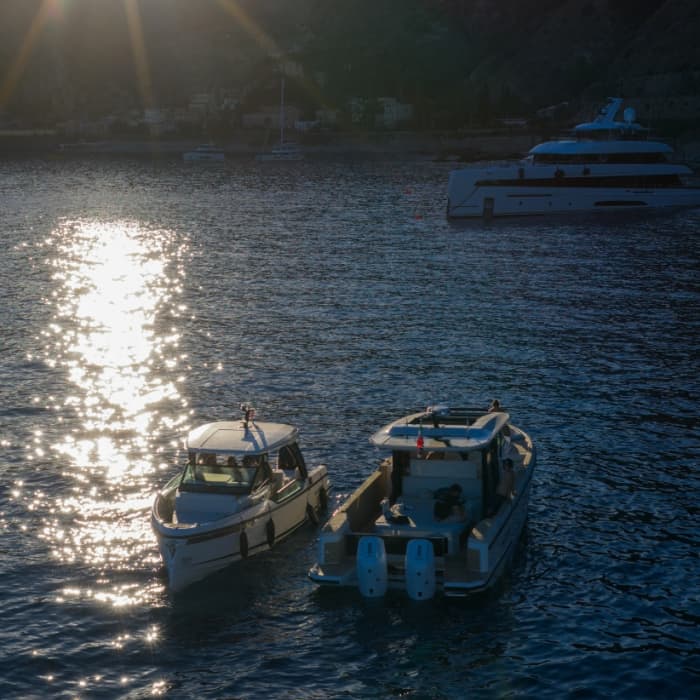 Ihr Sonnenuntergangs-Aperitif in Taormina oder inmitten der Faraglioni von Acitrezza.
