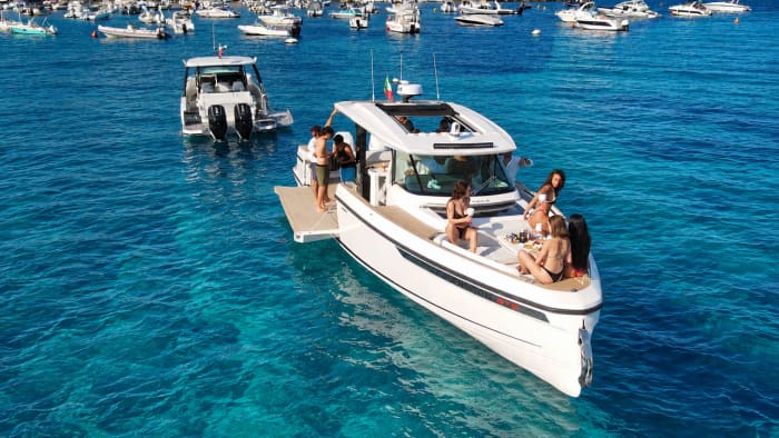 Private half-day tour of Taormina aboard the Saxdor 400 GTS