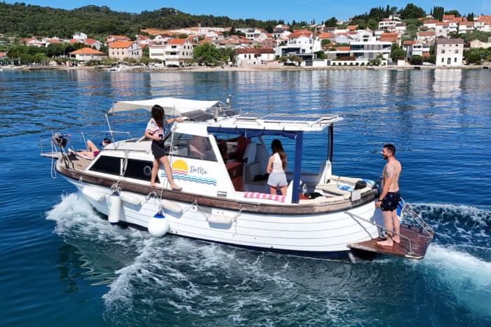 Zadar: Sunrise Boat Tour with Dalmatian Breakfast