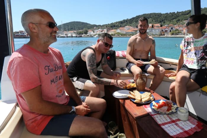Zadar: Sunrise Boat Tour with Dalmatian Breakfast