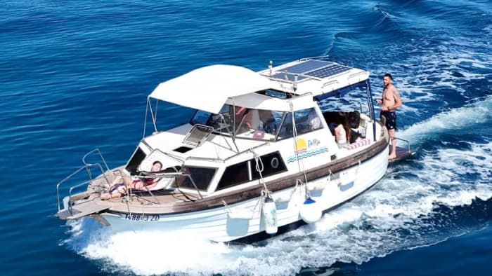 Zadar: Sunrise Boat Tour with Dalmatian Breakfast