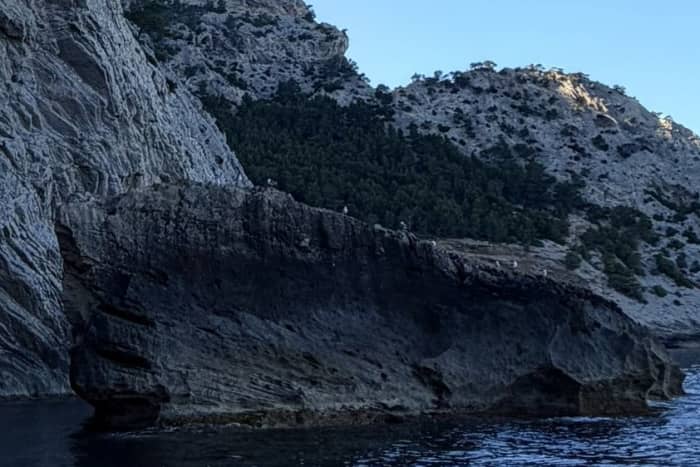 Coll Baix y Es Dolç: acantilados de vértigo, cuevas y aguas turquesas