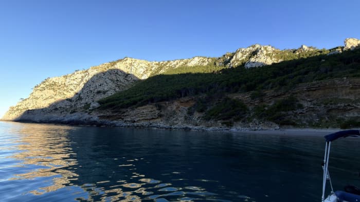 Coll Baix y Es Dolç: acantilados de vértigo, cuevas y aguas turquesas