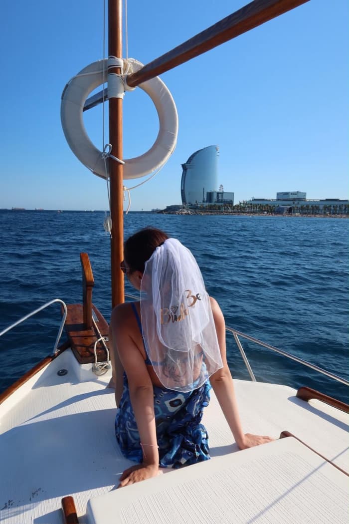 Barcelona: Experience a Classic Boat during the day, enjoy the sea with drinks and snacks.