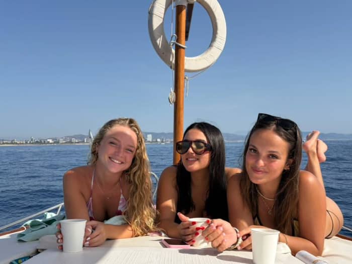 Private boat tour of Barcelona with restroom and drinks – up to 6 people