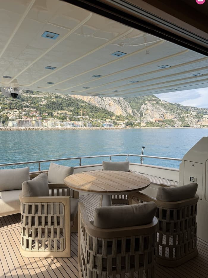 Noleggio di yacht di lusso per escursioni giornaliere – Costa Azzurra (Antibes)